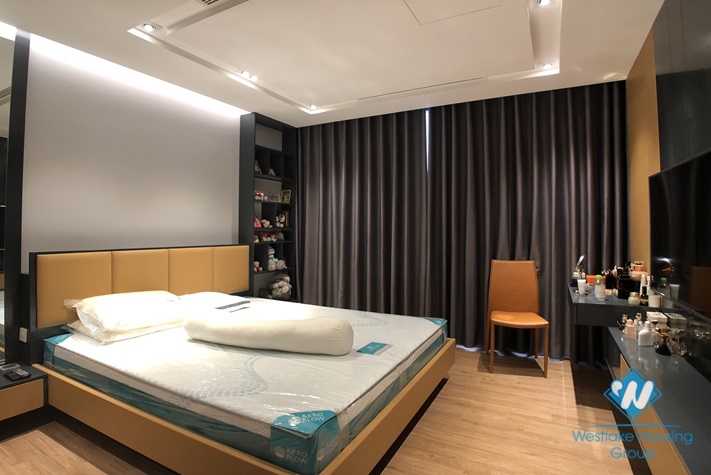 A gorgeous, stunning 3 bedroom apartment for rent in Vinhomes Metropolis, Ba Dinh