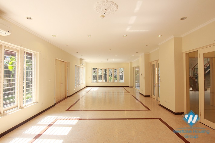 Super nice and huge villa/house in Dang Thai Mai area for rent 