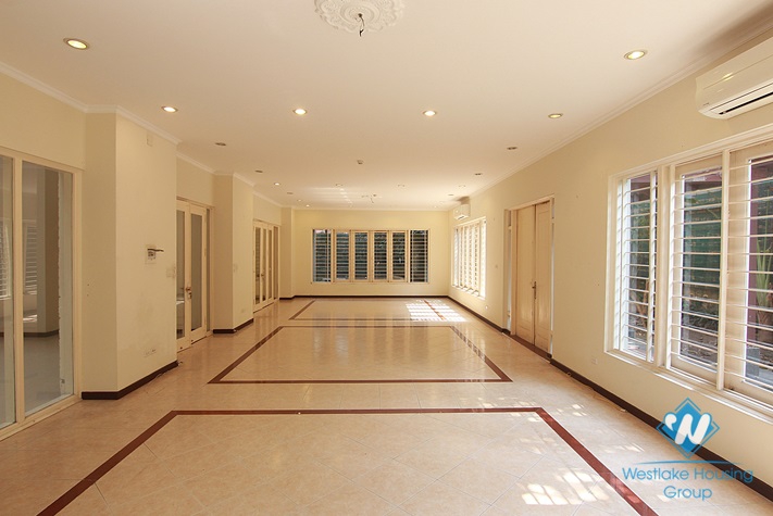 Super nice and huge villa/house in Dang Thai Mai area for rent 