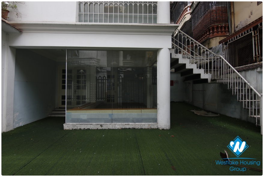 Beautiful house with a big courtyard on Lieu Giai, Ba Dinh