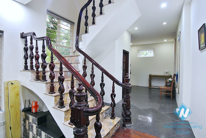 A good deal for 3 bedroom  house in Xuan dieu, Tay ho, Ha noi