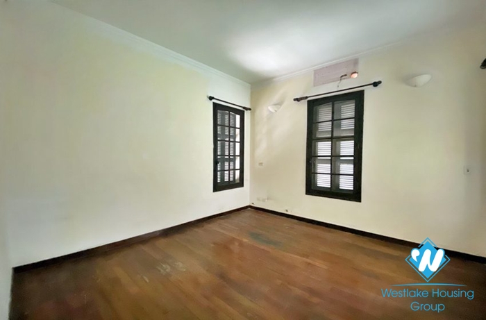 Large yard villa for rent as office, restaurant or in Hoan Kiem.