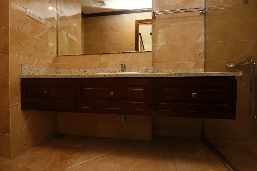 Bright modern 3-bedroom apartment for rent in Ba Dinh