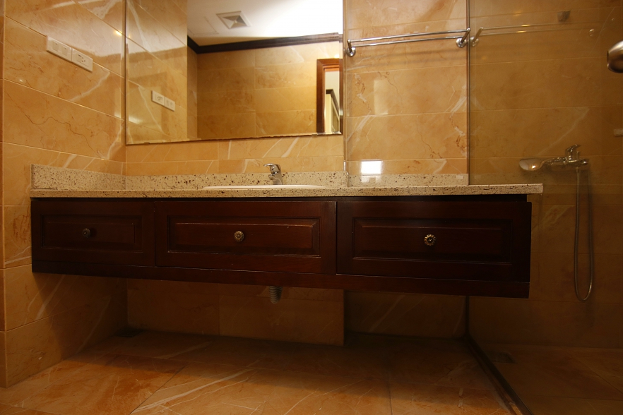 Bright modern 3-bedroom apartment for rent in Ba Dinh