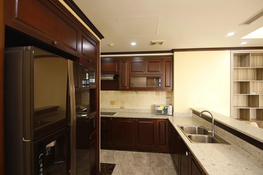 Bright modern 3-bedroom apartment for rent in Ba Dinh