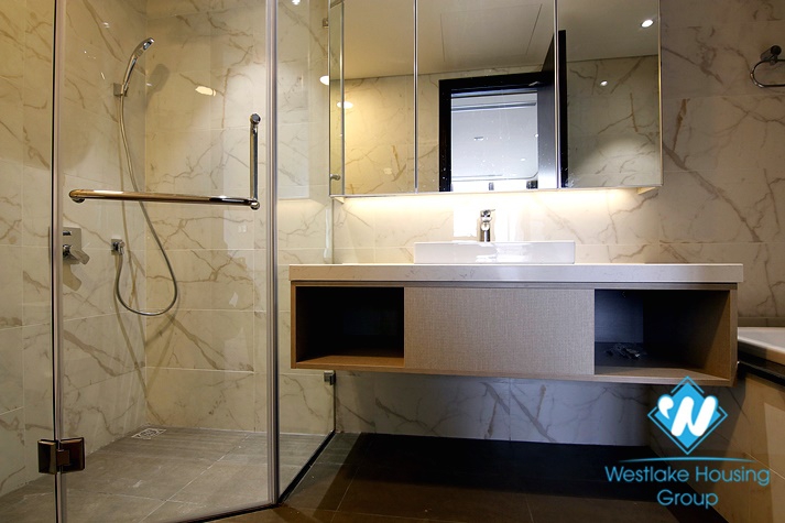 A High End Fabulous 2 bedroom apartmment for leasing in Ba Dinh 