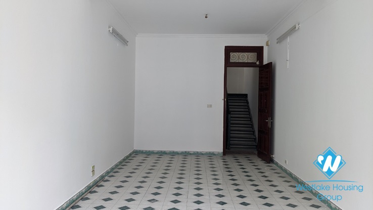 Unfurnished 3 bedroom house for rent on Tran Duy Hung street, Cau Giay