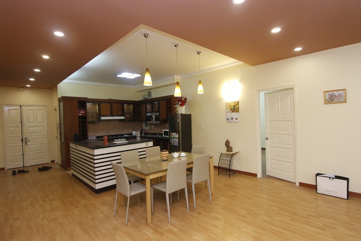 A large four-bedroom apartment with the view of the city and a lake on Lang Ha street