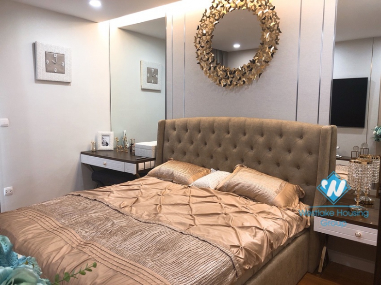 A charming, modern 3 bedroom apartment in Lancaster Building for rent