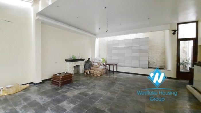 Big house with 02 floor for rent in Hai Ba Trung District, Ha Noi 