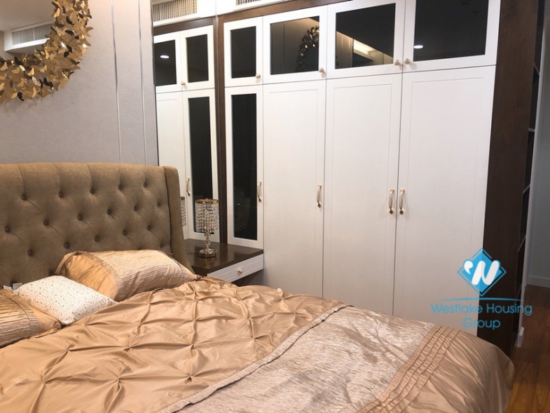 A charming, modern 3 bedroom apartment in Lancaster Building for rent