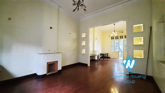 Big house with 02 floor for rent in Hai Ba Trung District, Ha Noi 