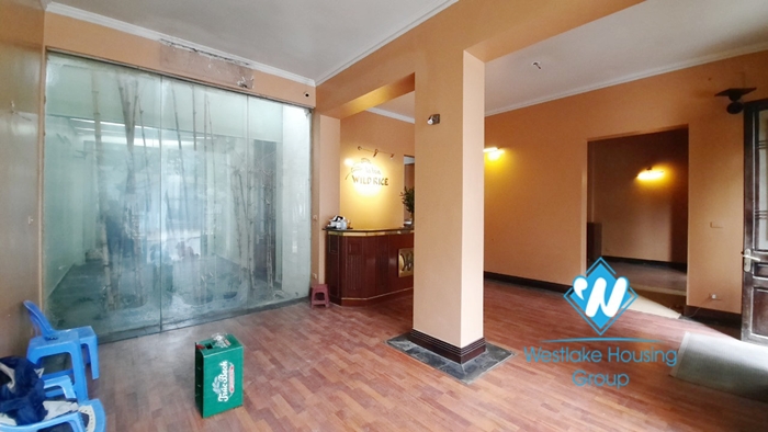 Big house with 02 floor for rent in Hai Ba Trung District, Ha Noi 