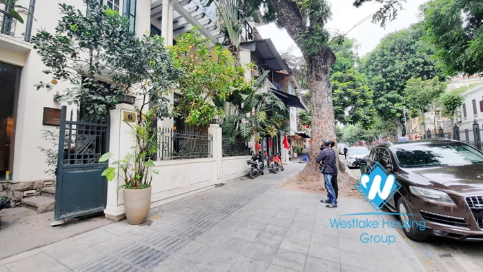 Big house with 02 floor for rent in Hai Ba Trung District, Ha Noi 