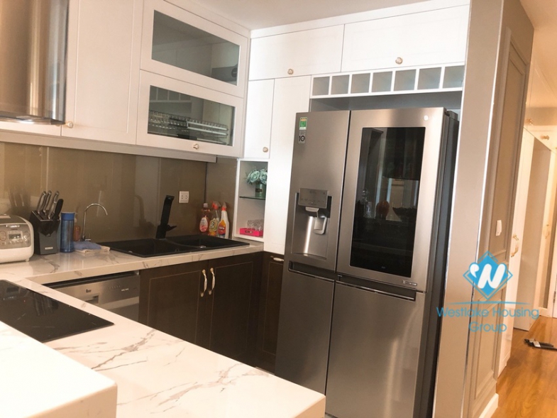 A charming, modern 3 bedroom apartment in Lancaster Building for rent