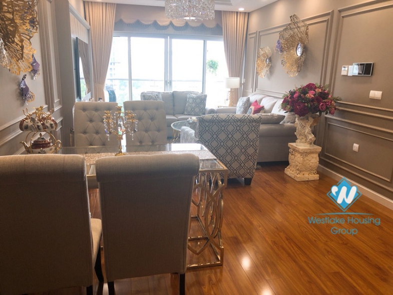 A charming, modern 3 bedroom apartment in Lancaster Building for rent