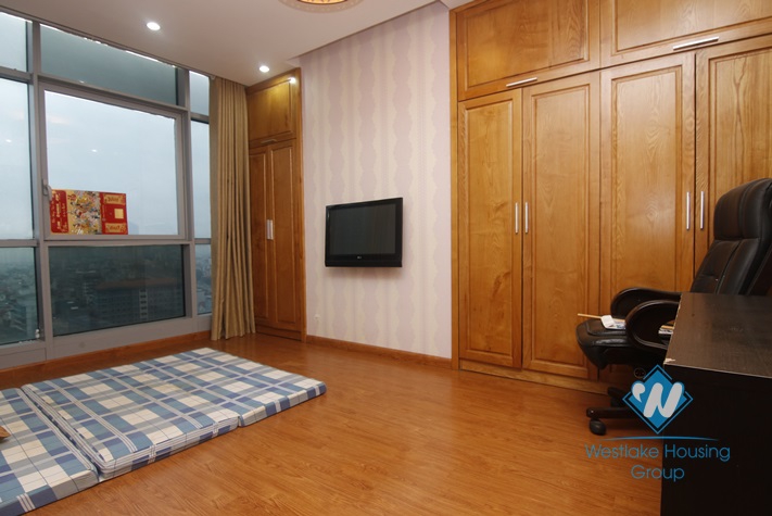 Spacious three bedrooms apartment for rent in Tran Duy Hung, Cau Giay