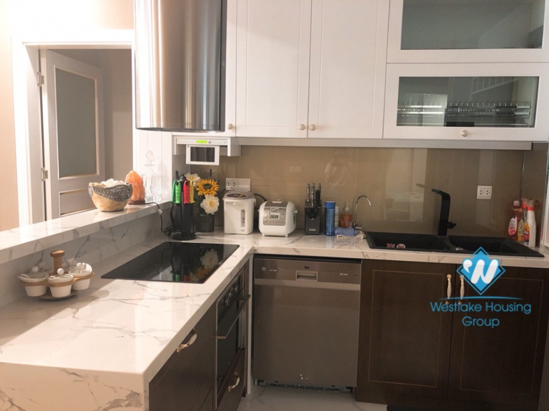 A charming, modern 3 bedroom apartment in Lancaster Building for rent