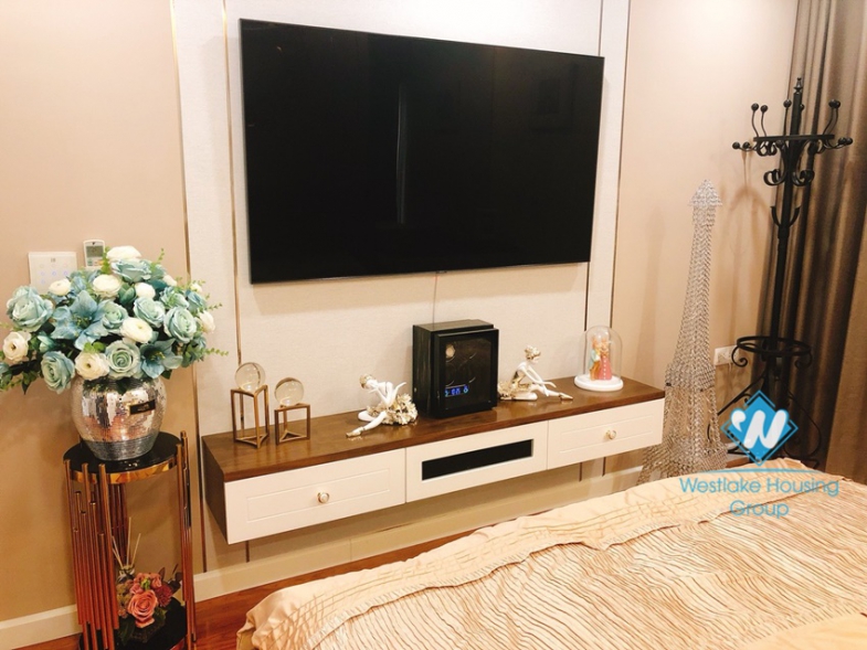 A charming, modern 3 bedroom apartment in Lancaster Building for rent