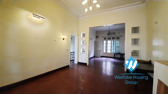 Big house with 02 floor for rent in Hai Ba Trung District, Ha Noi 