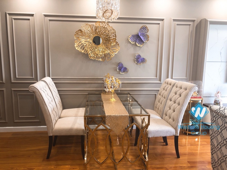 A charming, modern 3 bedroom apartment in Lancaster Building for rent