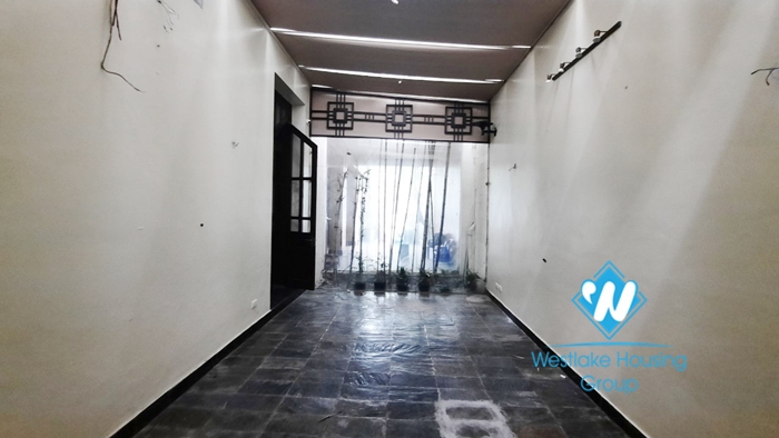 Big house with 02 floor for rent in Hai Ba Trung District, Ha Noi 