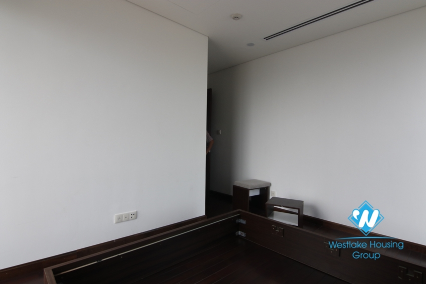 4 bedroom apartment with large area for rent at Aqual Central 44 Yen Phu