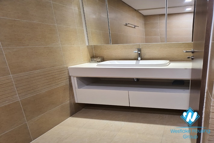 An lake view 2 bedroom apartment in M2 -metropolis for  lease