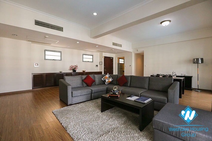 Luxuriously furnished apartment with 4 bedroom in High-End building on Diamond Westlake for lease