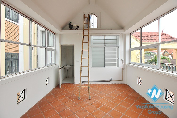 Unfurnished four bedrooms house for rent in Dang Thai Mai st, Tay Ho area