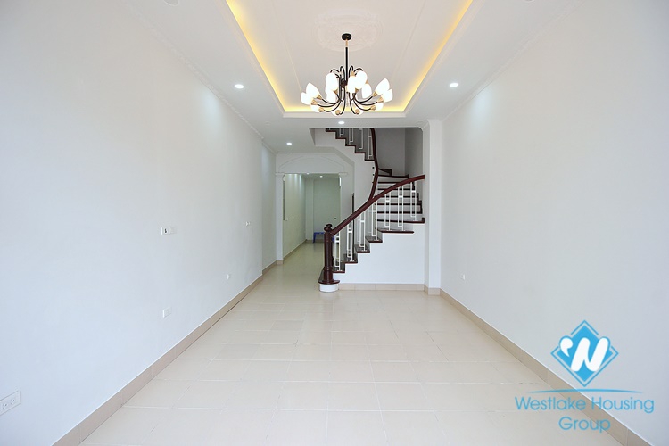 Unfurnished four bedrooms house for rent in Dang Thai Mai st, Tay Ho area