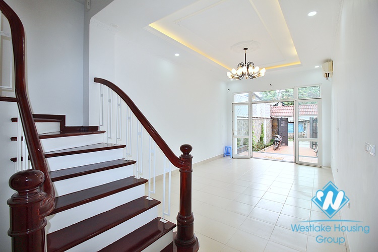 Unfurnished four bedrooms house for rent in Dang Thai Mai st, Tay Ho area