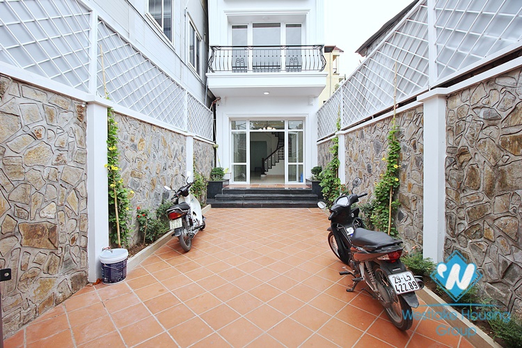 Unfurnished four bedrooms house for rent in Dang Thai Mai st, Tay Ho area