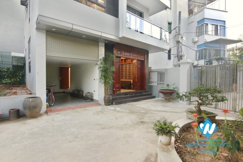 Three bedroom house for rent in Ngoc Thuy near French international school.