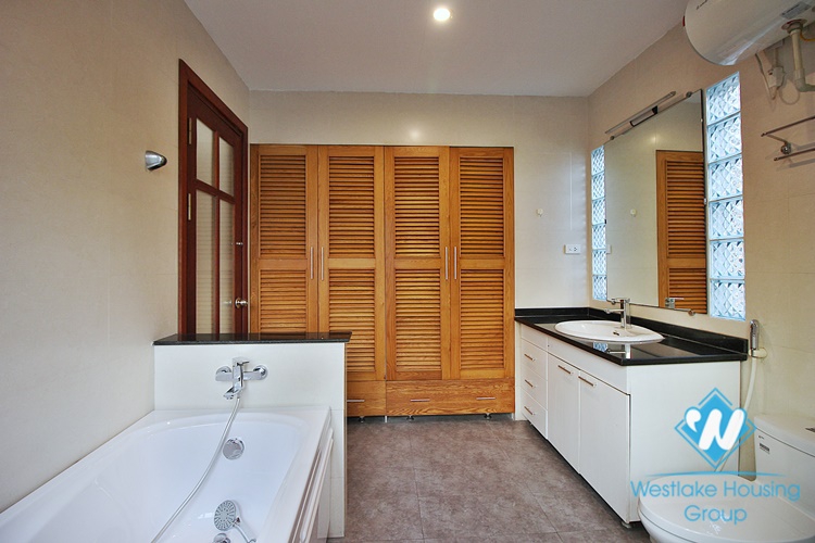 Lake view 2 beds apartment for rent in Tu Hoa street, Tay Ho