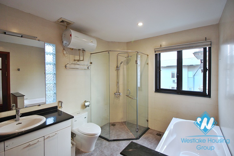 Lake view 2 beds apartment for rent in Tu Hoa street, Tay Ho