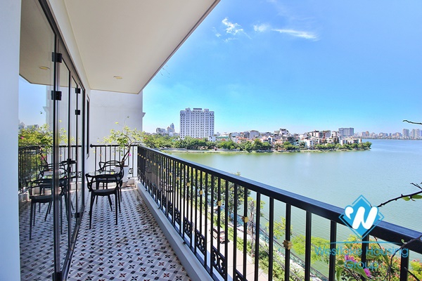 A wonderful lake view 2 bedroom apartment for rent in Xuan dieu