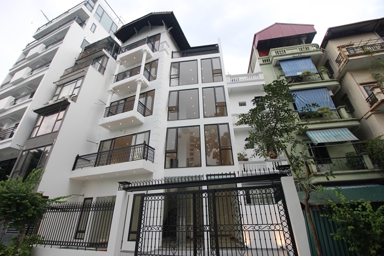 A 5 bedroom house with big yard for rent in Tay Ho, Ha Noi