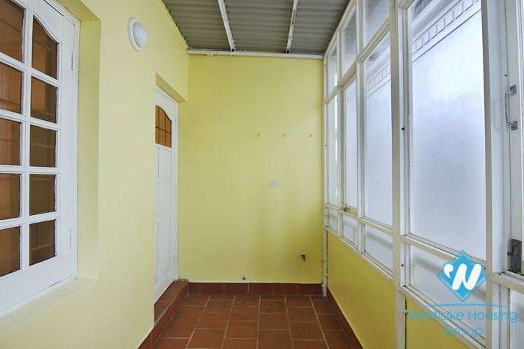 Unfurnished 4 beds house for rent in Tay Ho district, Ha Noi
