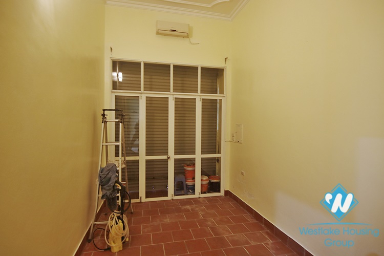 Unfurnished 4 beds house for rent in Tay Ho district, Ha Noi