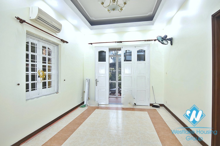 Unfurnished 4 beds house for rent in Tay Ho district, Ha Noi