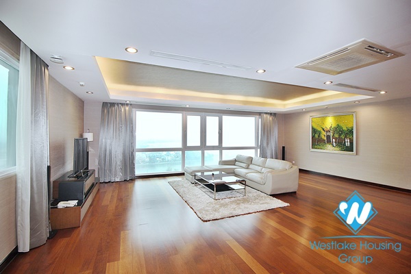 A beautiful service 4 bedroom apartment for rent in Dang thai mai, Tay ho, Ha noi 