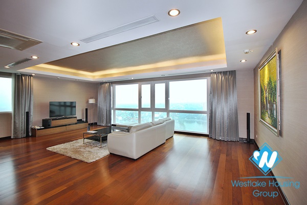 A beautiful service 4 bedroom apartment for rent in Dang thai mai, Tay ho, Ha noi 