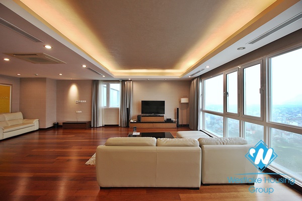 A beautiful service 4 bedroom apartment for rent in Dang thai mai, Tay ho, Ha noi 