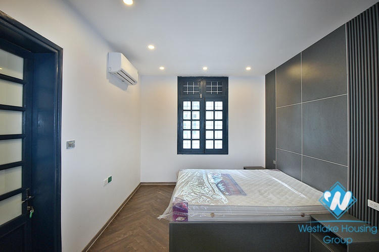 Lake view two bedrooms apartment for rent in Xuan Dieu, Tay Ho
