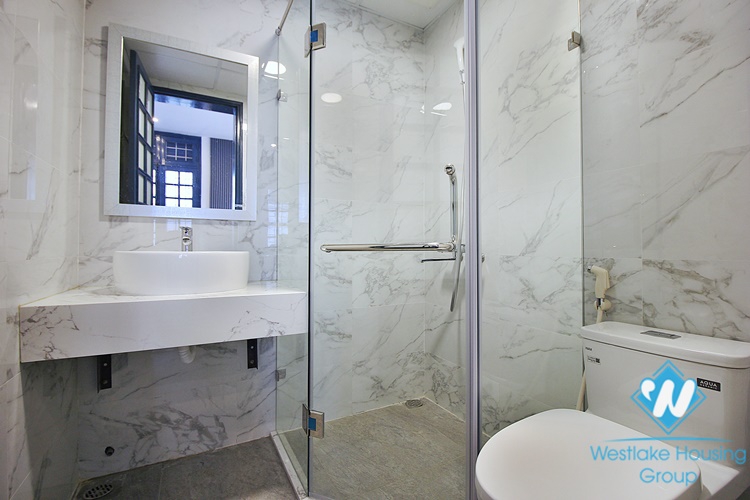 Lake-view two beds apartment for rent in Xuan Dieu, Tay Ho