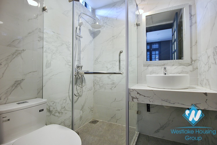 Lake-view two beds apartment for rent in Xuan Dieu, Tay Ho