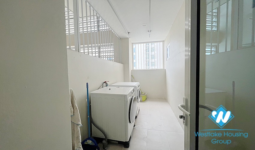 154m2, 3 bedrooms aprtment with modern furnitures for rent in L building, Ciputra