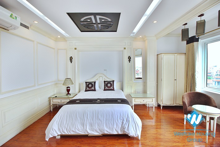Renovated 2 beds apartment with lake view for rent in Xuan Dieu, Tay Ho