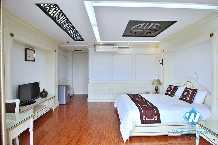 Renovated 2 beds apartment with lake view for rent in Xuan Dieu, Tay Ho